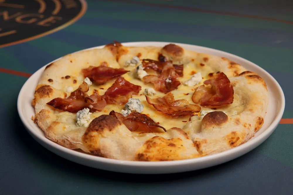 Pizza Tocineta y Queso Azul