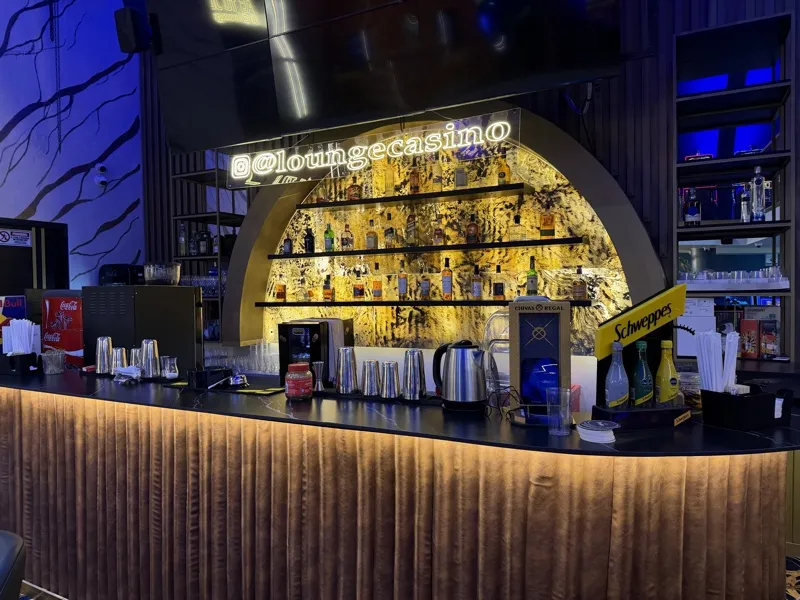 Bar y mesas en The Lounge